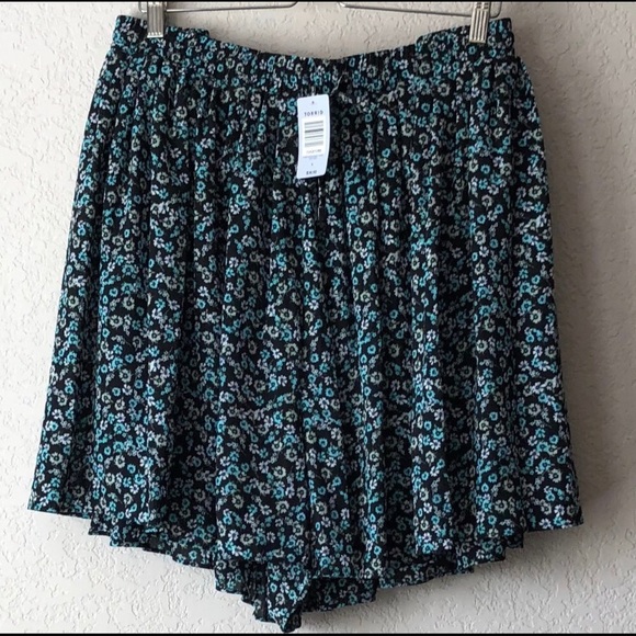 NWT 4X Torrid Floral Shorts w/ Elastic Waistband - Picture 1 of 3